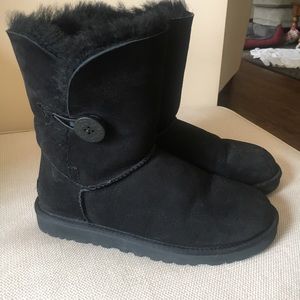 Women’s black Bailey button uggs